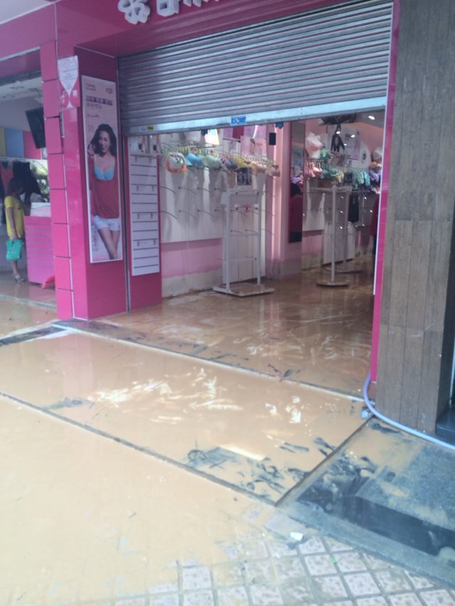 眼前惨景不经想起儿时童歌<落雨大水浸街>