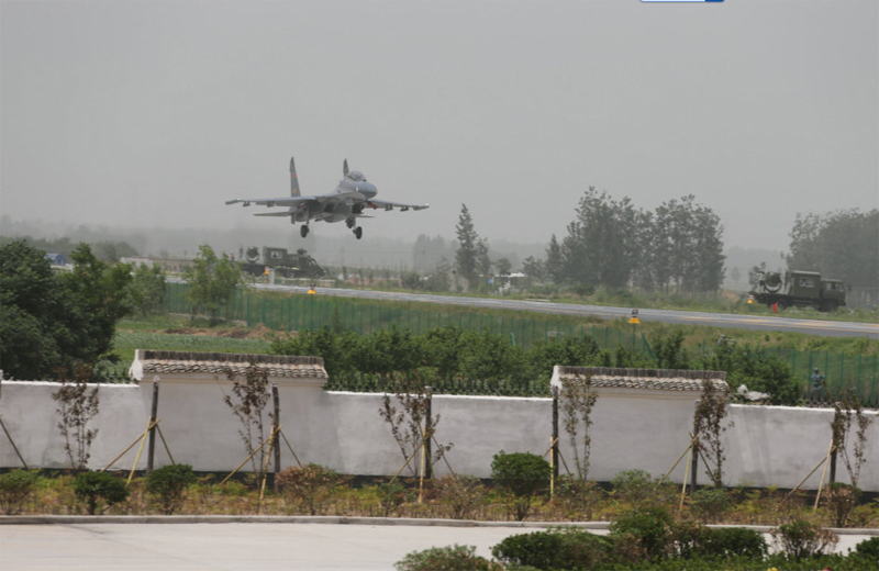 中国人民空军在高速公路起降多型战机直接向战场突进