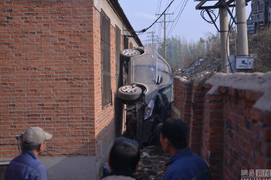 2014年中国奇葩车祸 轿车“飞”进墙缝里
