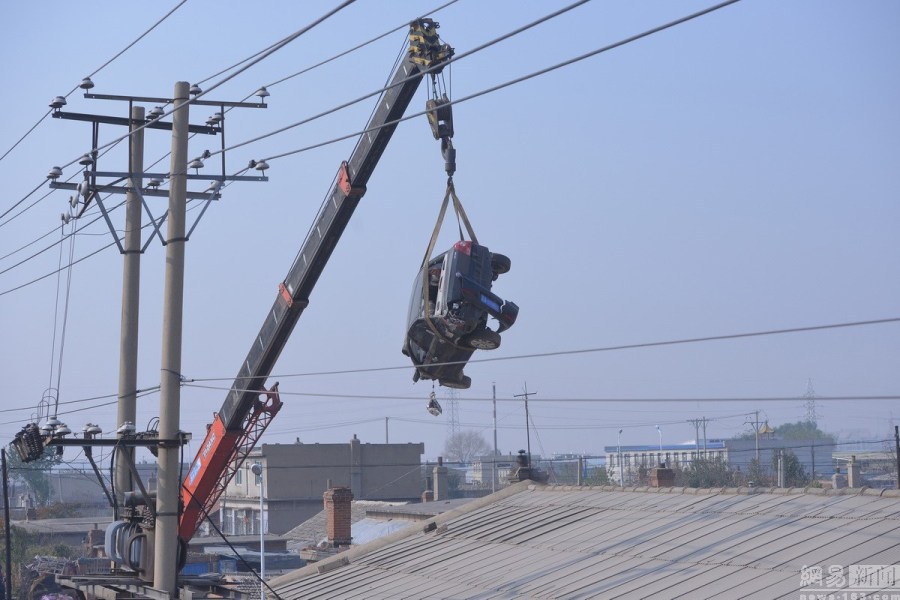 2014年中国奇葩车祸 轿车“飞”进墙缝里