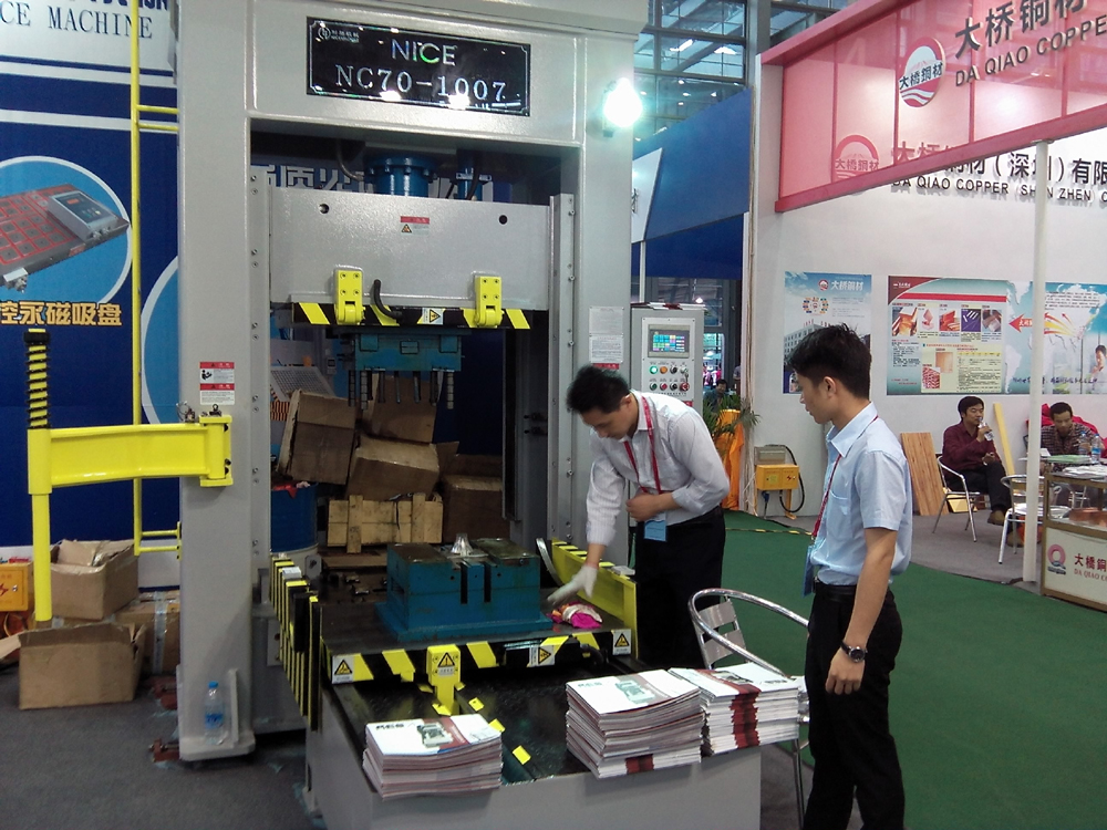 东莞耐斯2015年深圳展会,耐斯合模机，翻模机，深孔钻，电控永磁盘