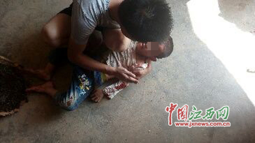 江西赣州一警察持械连伤4人 2名儿童重伤