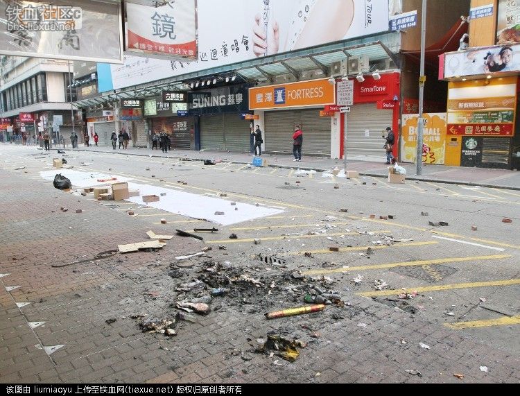 不要脸：香港旺角暴乱37名嫌犯应诉 离开法院时掩面而走