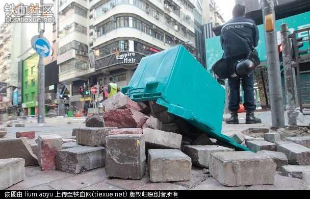 不要脸：香港旺角暴乱37名嫌犯应诉 离开法院时掩面而走