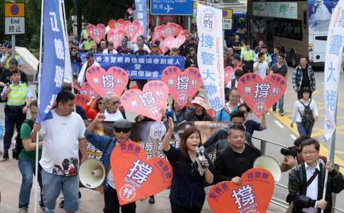 不要脸：香港旺角暴乱37名嫌犯应诉 离开法院时掩面而走