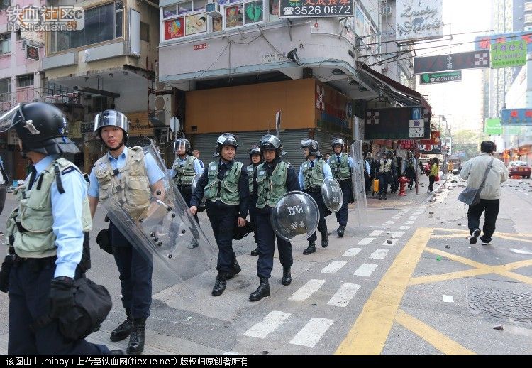 不要脸：香港旺角暴乱37名嫌犯应诉 离开法院时掩面而走