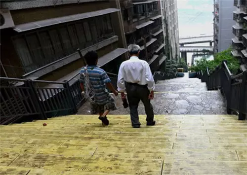 重庆这张照片轰动了亚洲,震撼了全世界!耐斯设备模具行业领军人