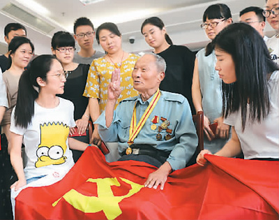 中国共产党靠什么屹立于当今世界？