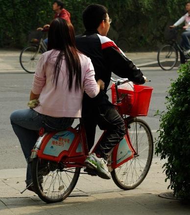 宝马让女人坐在车里哭；奔驰让女人坐在引擎盖上哭；耐斯合模机深孔钻让您的竞争对手趴在模具上哭