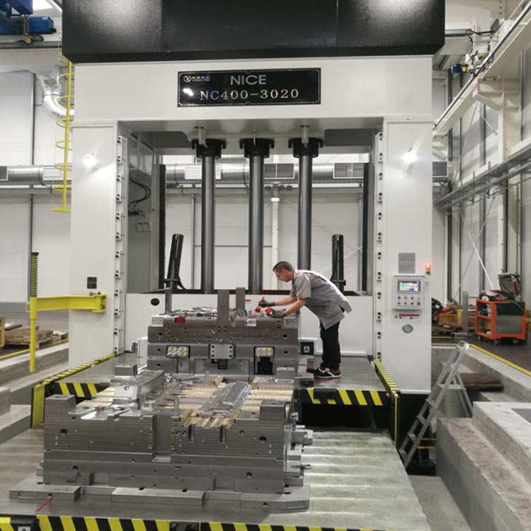 NC系列立式合模机