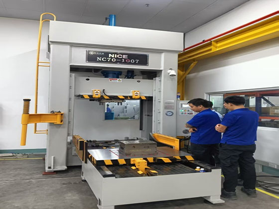 越南合模机客户调试现场